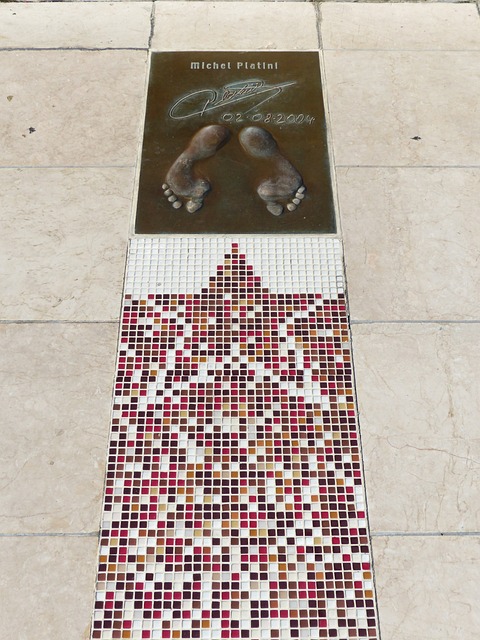 更加凸显 更加凸显